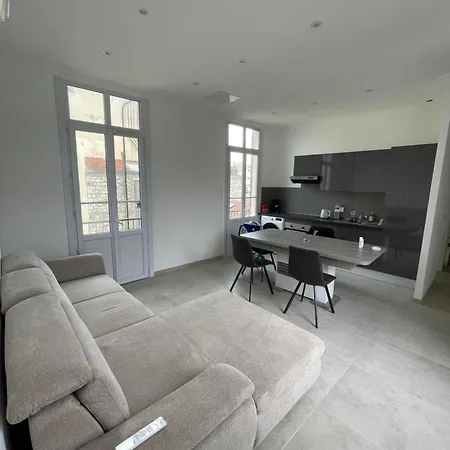 Апартаменты Cosy Flat 250m From