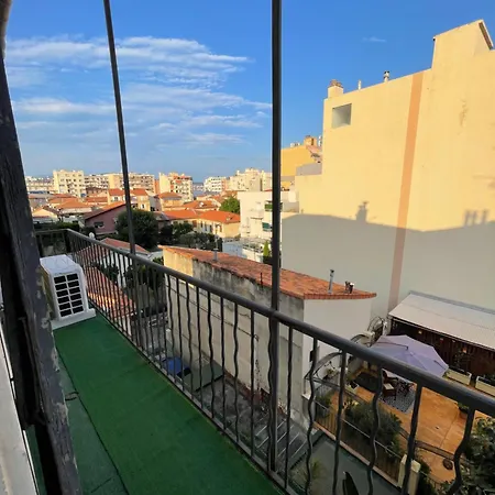 Apartment Cosy Flat 250m From