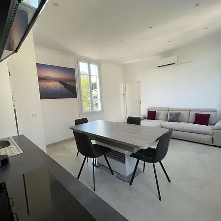Cosy Flat 250m From * Nice