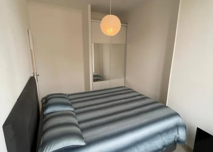 Cosy Flat 250m From *