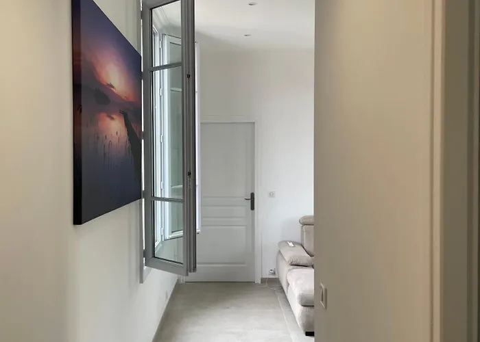 Cosy Flat 250m From *