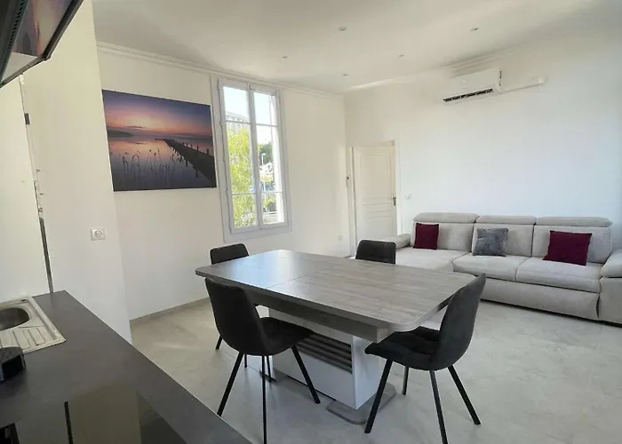 Cosy Flat 250m From * Nice