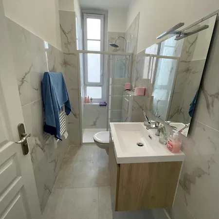 Apartment Cosy Flat 250m From