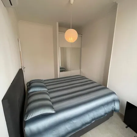 Cosy Flat 250m From *