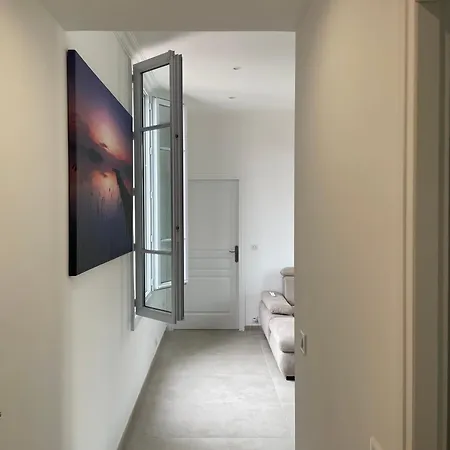 Cosy Flat 250m From *