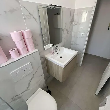 Cosy Flat 250m From Nice